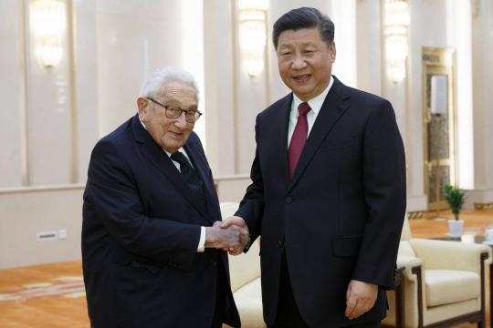 Xi Jinping se reúne com Kissinger e pede respeito às escolhas da China
