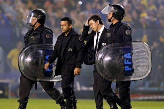 Confusão fez último Boca e River na Libertadores acabar pela metade