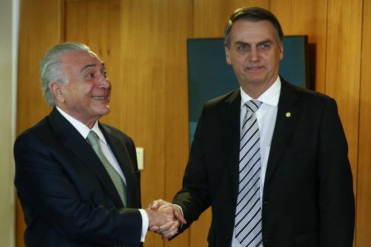 Encontro de Temer e Bolsonaro rende uma pergunta: que legenda você daria para esta foto?
