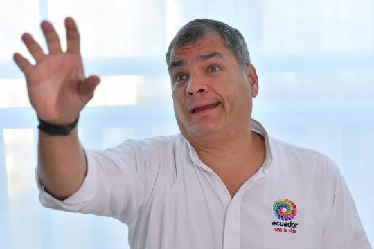 Ex-presidente do Equador diz ser perseguido político e se compara a Lula