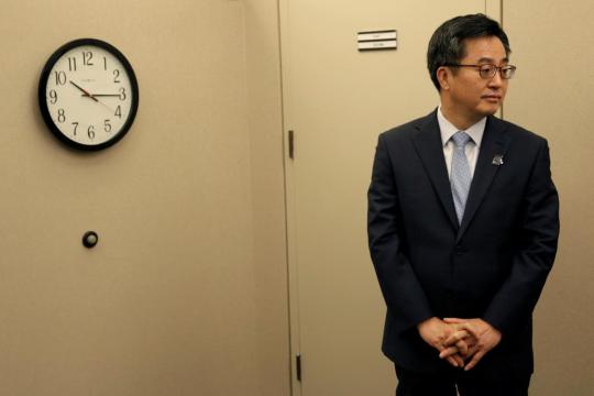 South Korea's Moon sacks economic policy chiefs, replaces with insiders