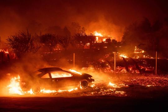 Milhares de pessoas fogem de novo incêndio no norte do Califórnia