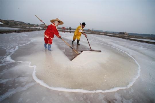 福建重点产盐基地碳九泄漏  民众恐慌爆发抢盐潮