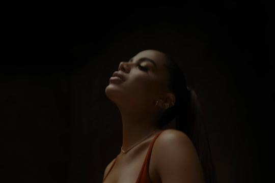 Anitta beija 24 pessoas de todas as cores e sexos em novo clipe