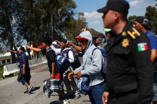 Caravana migrante se divide, e centenas deixam capital do México rumo aos EUA