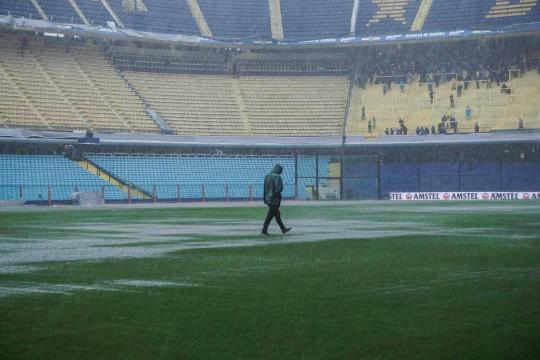 Tempestade e gramado alagado adiam a final da Libertadores para domingo