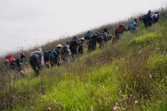 Central American migrants resume their march towards U.S. border