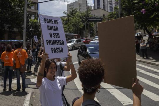 'Show dos atrasados' encolhe no 2º dia do Enem e perde espaço para plateia de apoio