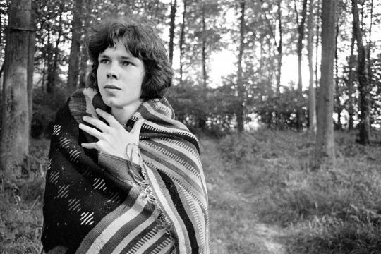 Sabotado pela timidez e depressão em vida, Nick Drake ganha homenagem