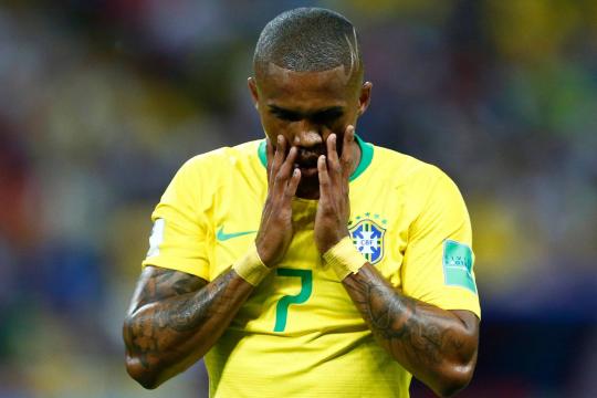 De volta à seleção, Douglas Costa pede desculpas a Tite por cusparada