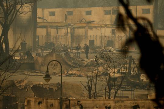 Incêndio que matou 44 na Califórnia cresce, e só 30% das chamas foram contidas