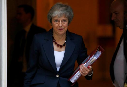 PM May tries to sell Brexit deal to ministers