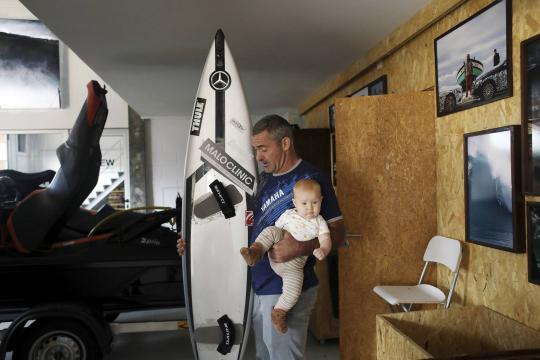 Nazaré já teve medo de suas ondas gigantes, mas hoje lucra com elas