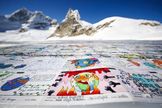 Maior cartão-postal do mundo em glaciar suíço alerta para mudanças climáticas