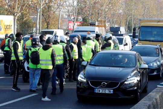 Protester killed in accident during French road blockades