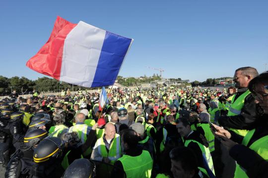 Protestos contra o presidente Emmanuel Macron tomam a França