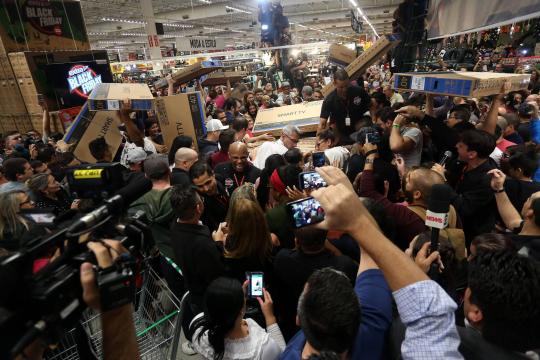 Varejo antecipa e estica Black Friday para tentar salvar ano complicado