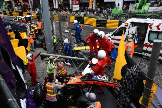 Piloto alemã sofre grave acidente e fratura a coluna em prova da F-3