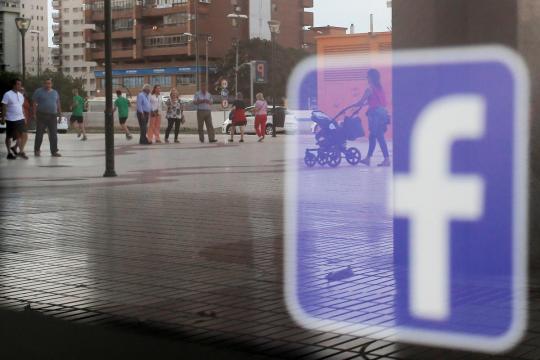 Facebook to fund trainee local newspaper reporters in Britain