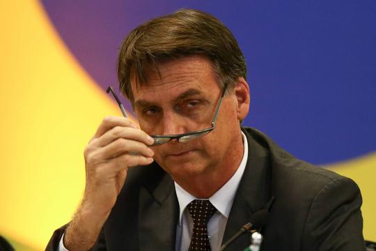 Bolsonaro vê marxismo em ministério e 'dá' cartão vermelho a chefe do Enem