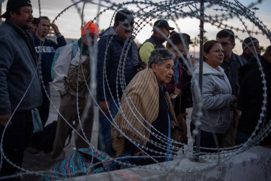 Refugiados de caravana para os EUA se acumulam em Tijuana