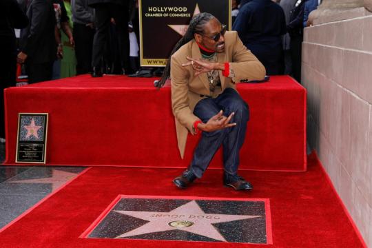 As he gets Hollywood Walk of Fame star, Snoop Dogg thanks ... himself