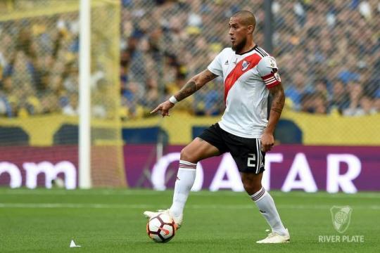 Com queda e passagem pelo Boca, zagueiro liderou retomada do River