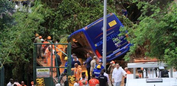 Caos na cidade após temporal | Sexta vítima de chuvas no Rio é encontrada em ônibus soterrado