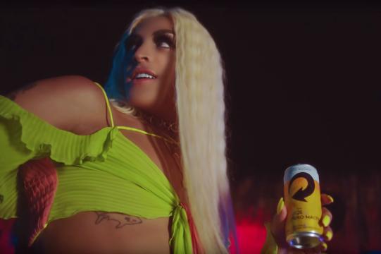 Conar abre processo ético para analisar ação da Skol em clipe de Pabllo Vittar