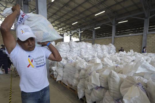 Não somos mendigos, diz Maduro ao rejeitar ajuda vinda dos EUA