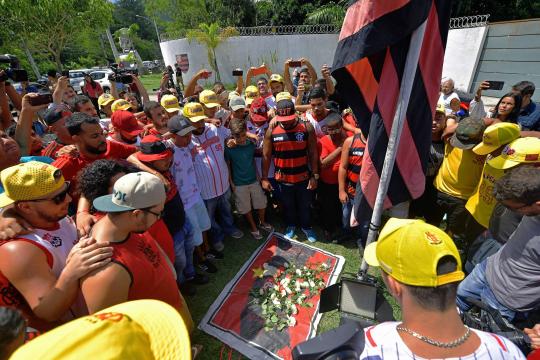 Jogador do Flamengo só conseguiu salvar 2 amigos ao ver o fogo, diz pai