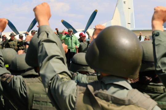 EUA conversam diretamente com militares da Venezuela para estimular deserções, diz agência
