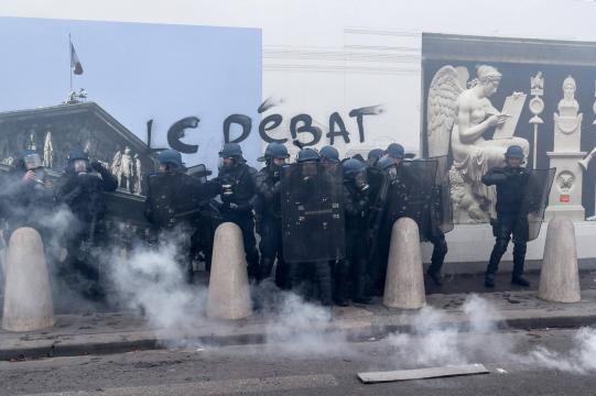 'Coletes amarelos' voltam às ruas da França no 13º dia de protestos