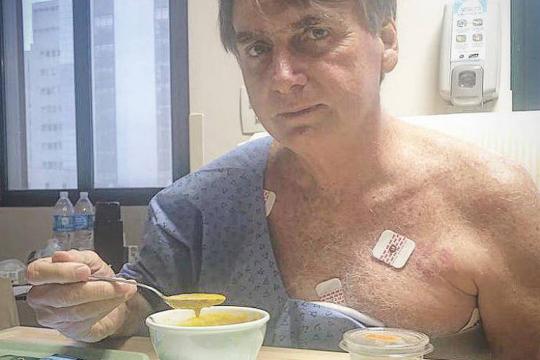 Sem febre, mas ainda sob antibióticos, Bolsonaro inicia dieta cremosa