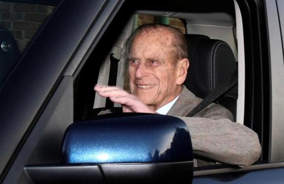 Prince Philip gives up driving licence after crash