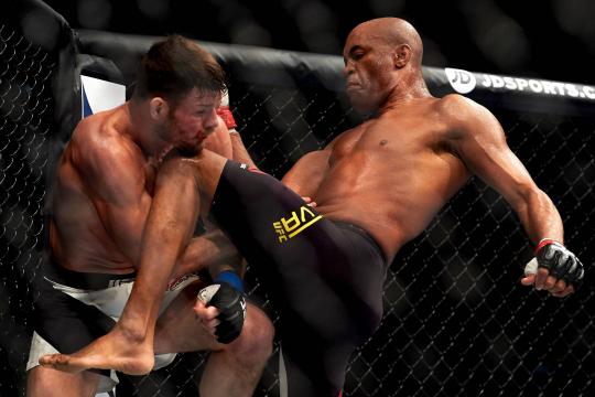 Anderson Silva volta após 2 anos, perde e se afasta de cinturão do UFC