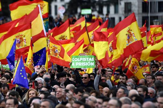 Milhares protestam contra premiê na Espanha e pedem antecipação das eleições