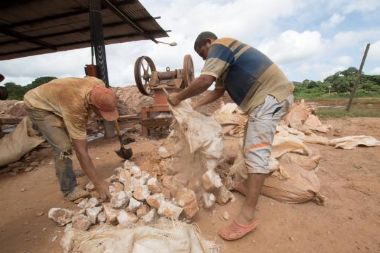 Venezuela usa ouro de garimpeiros para financiar importações