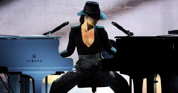 Are We Going to Talk About Alicia Keys Playing 2 Pianos at Once During the Grammys?