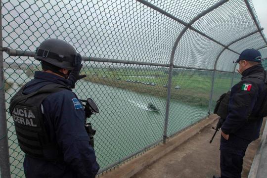 Ao menos 8 jornalistas relatam assédio de agentes de fronteira dos EUA, diz comitê