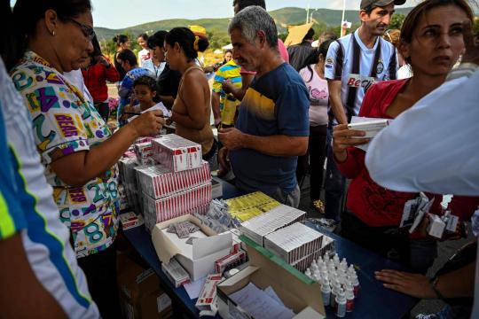 Maduro distribui remédios e comida na fronteira em desafio a pedidos de ajuda