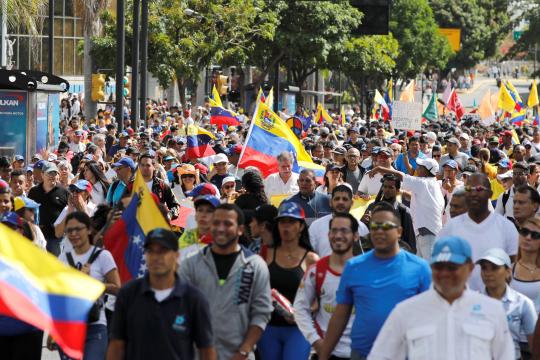 Em novos protestos, venezuelanos pedem que militares não bloqueiem ajuda