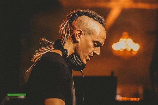 DJ Dre Guazzelli traz 'brasilidades em versão eletrônica' em bloco de São Paulo