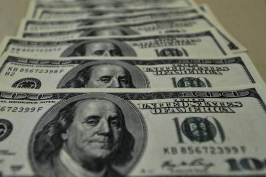 Dólar sobe 1% para R$ 3,75; Bolsa recua pressionada por bancos