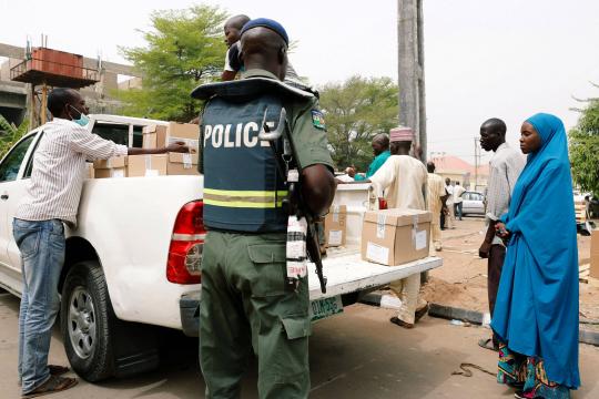 Eleições na Nigéria são adiadas em uma semana após cédulas serem perdidas