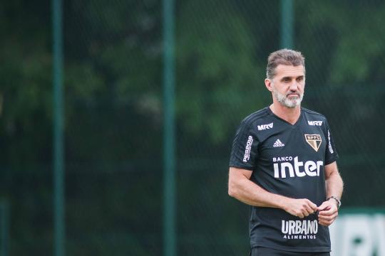 Pressionados, São Paulo e Corinthians jogam em Itaquera