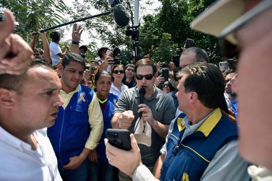 Senador americano Marco Rubio visita local de ajuda na fronteira da Venezuela