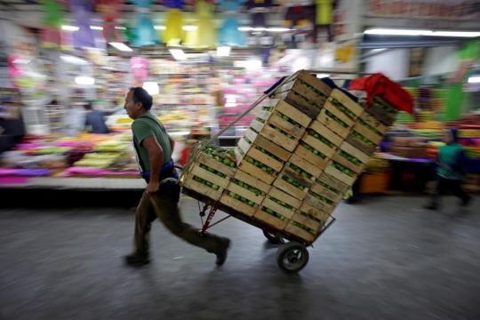 Mexico pushes mobile payments to help unbanked consumers ditch cash