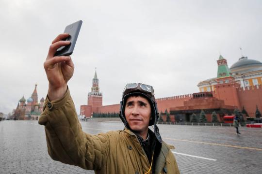 Parlamento russo proíbe soldados de tirar selfies e de fazer 'check-ins'