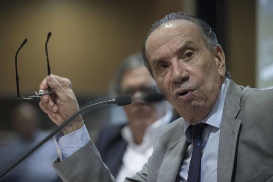 Itamaraty sob Bolsonaro está buscando problemas que Brasil não tem, diz Aloysio Nunes